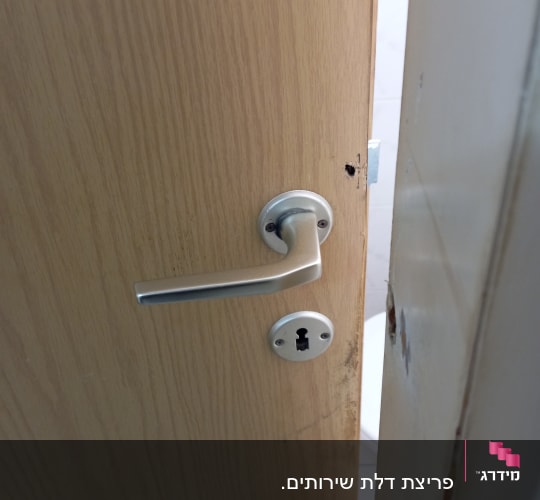 ידית דלת מתכתית עם חור מנעול